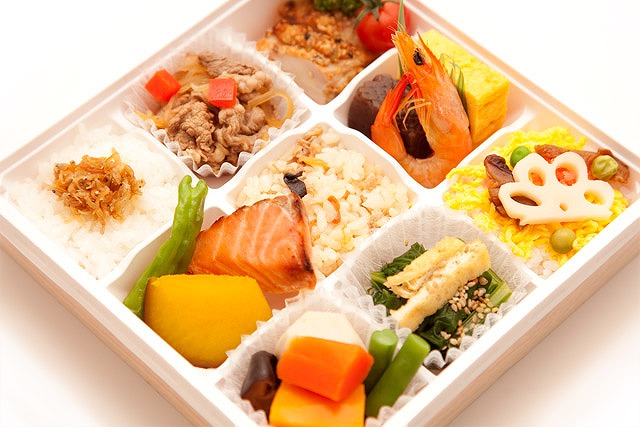 生姜焼きとイカフライ弁当